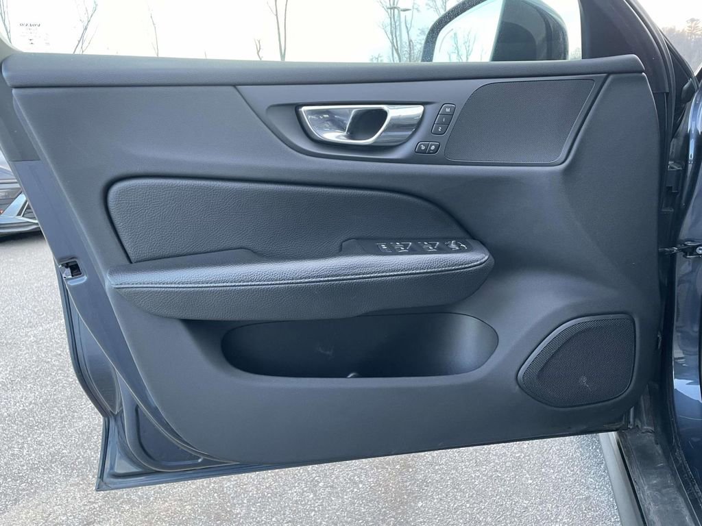 Used 2021 Volvo V60 T5 Cross Country image 5