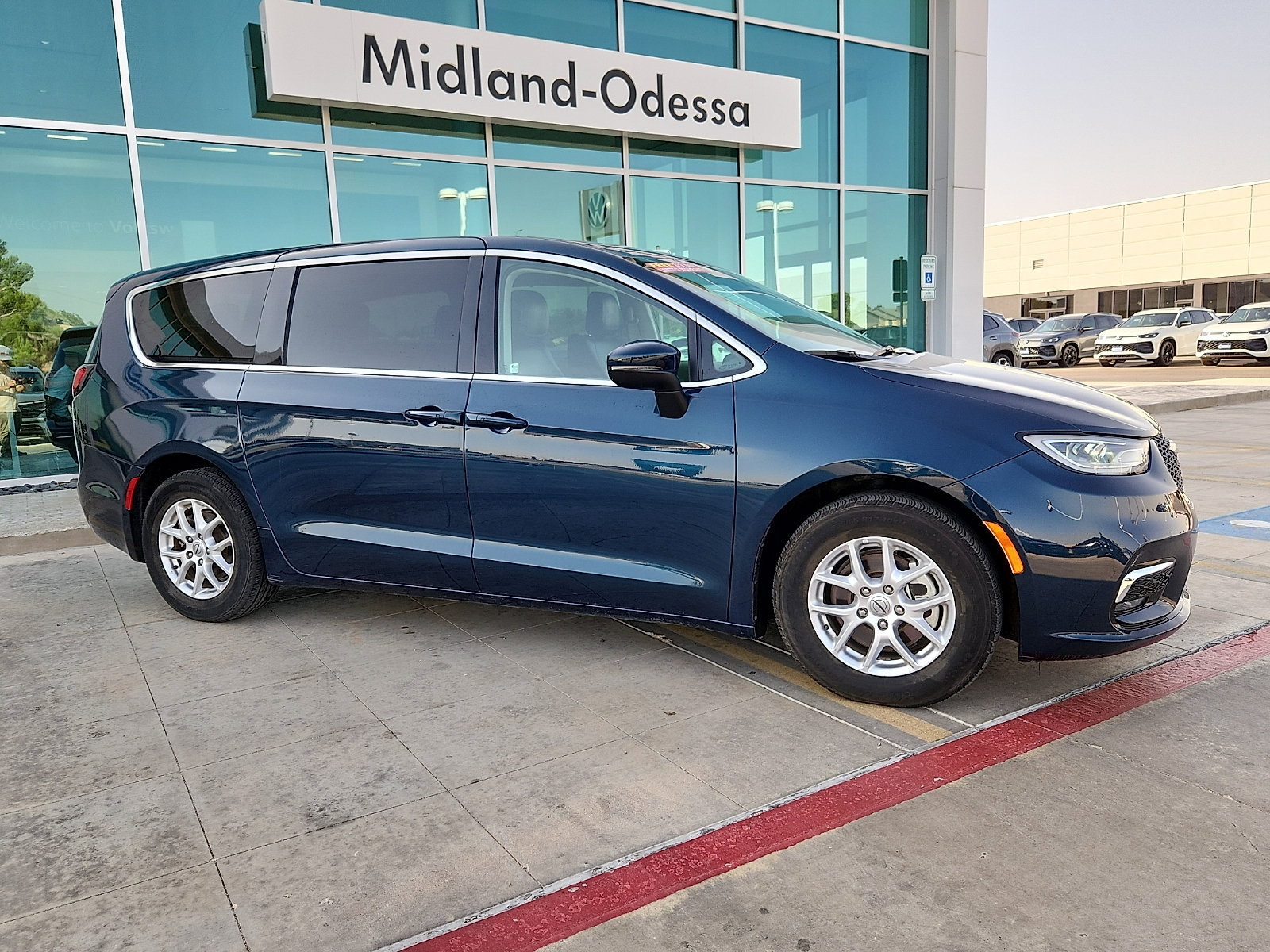 Used 2023 Chrysler Pacifica Touring-L FWD image 6