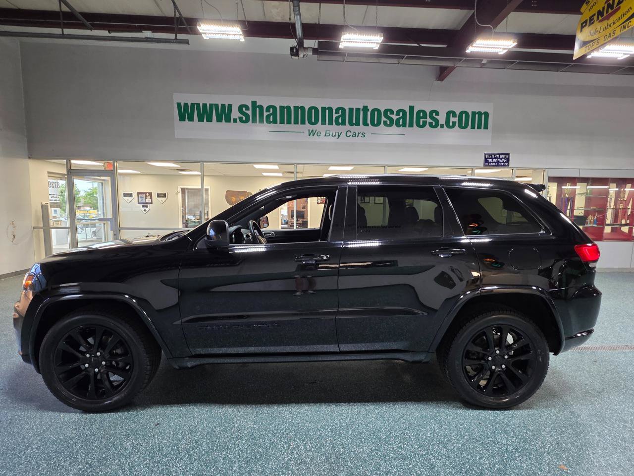 Used 2017 Jeep Grand Cherokee Altitude AWD/4WD image 11