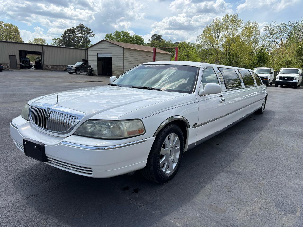 Used 2004 Lincoln Town Car Executive RWD image 4