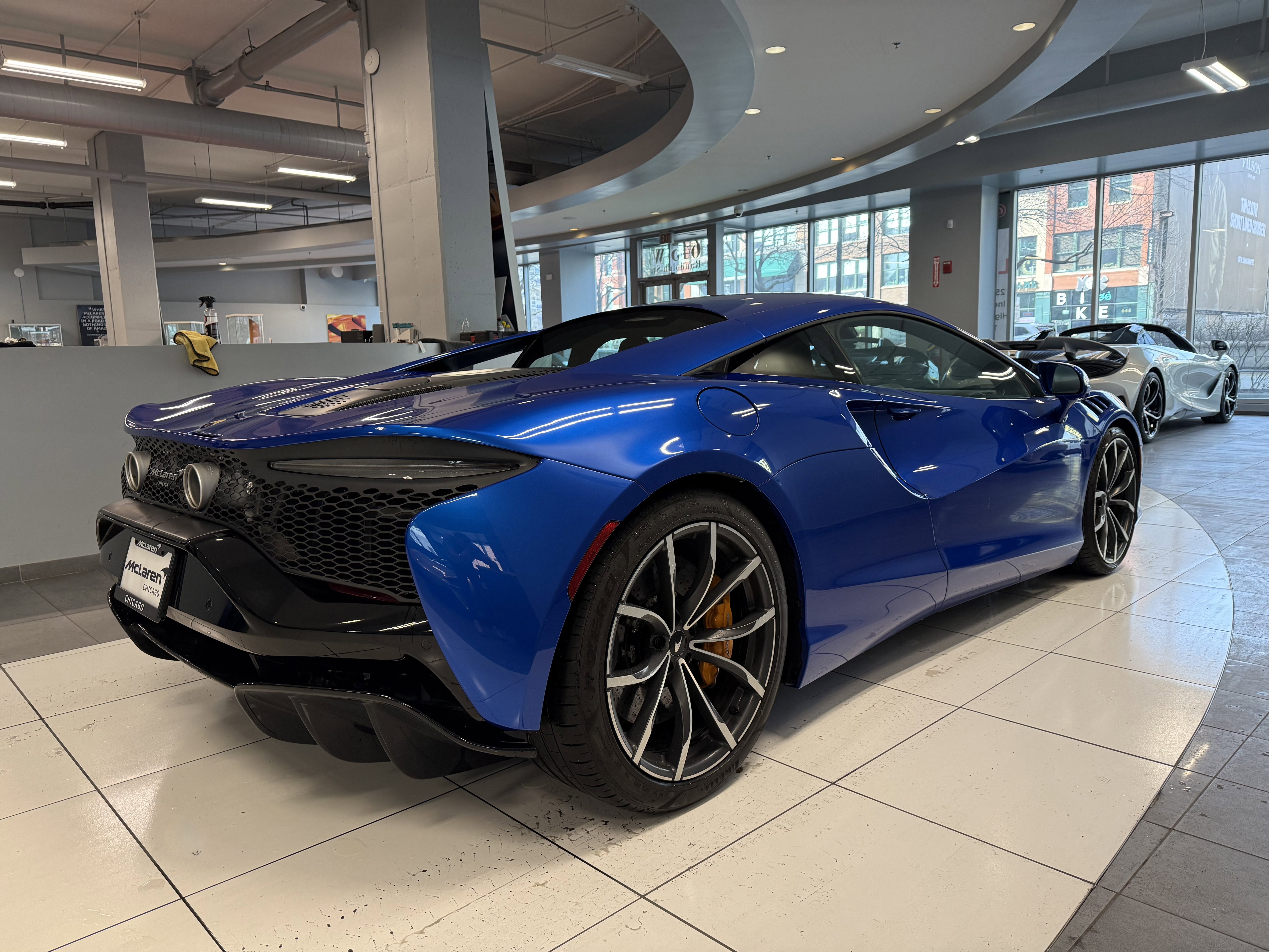 Used 2024 McLaren Artura image 4