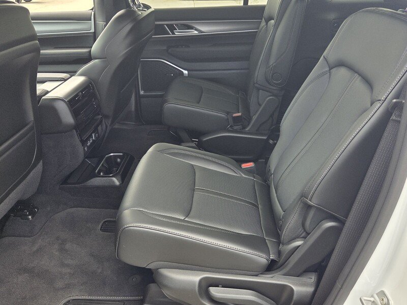 New 2026 Jeep Grand Wagoneer L 4WD w/ Premium Group I image 10
