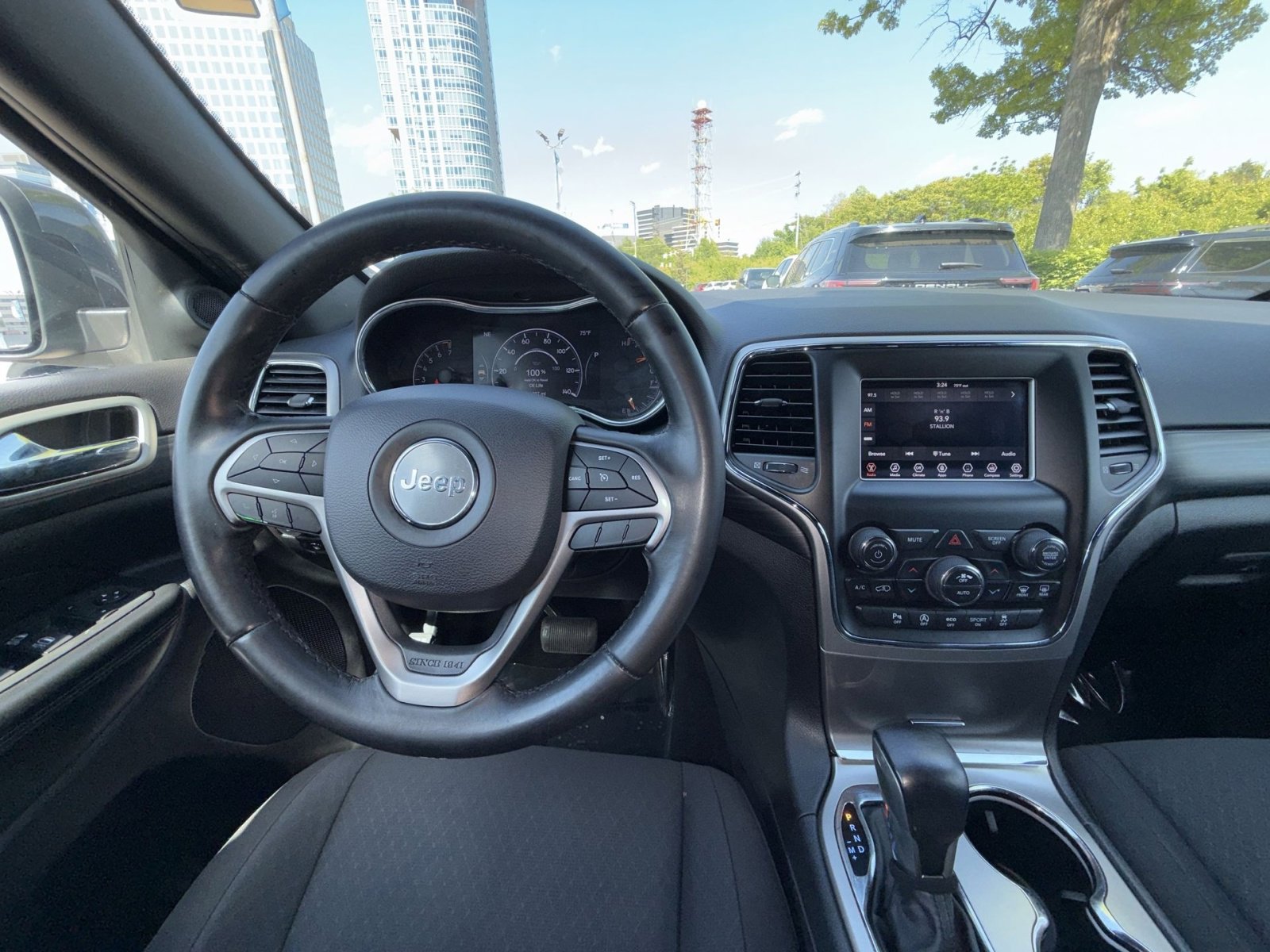Used 2019 Jeep Grand Cherokee Laredo AWD/4WD image 16