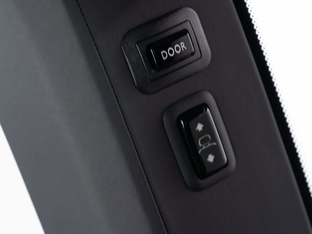 Certified 2023 Rolls-Royce Cullinan Black Badge w/ Driver's Package image 32