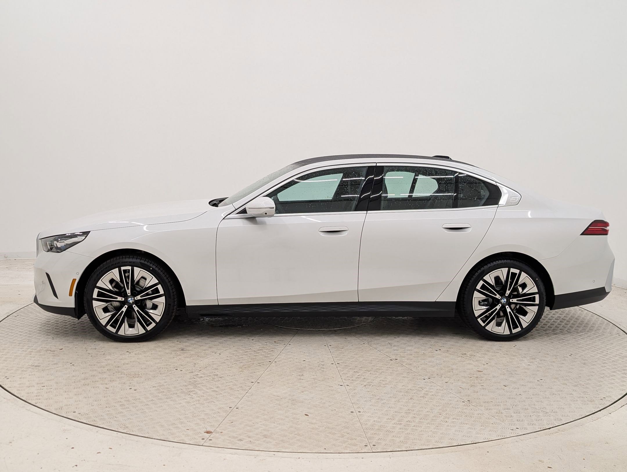 New 2026 BMW 530i RWD image 2