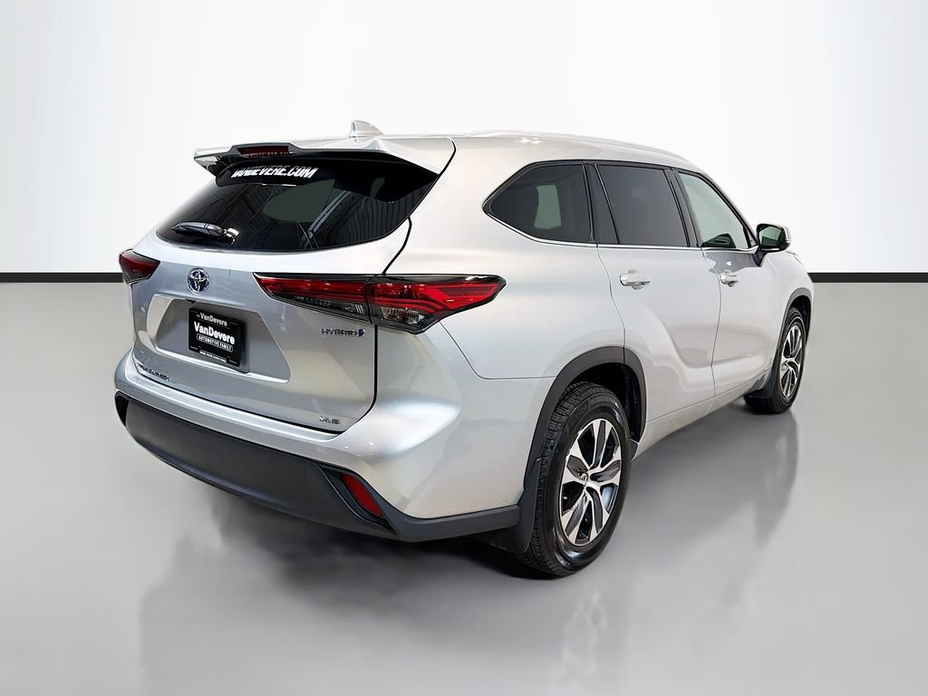 Used 2022 Toyota Highlander XLE AWD/4WD image 9