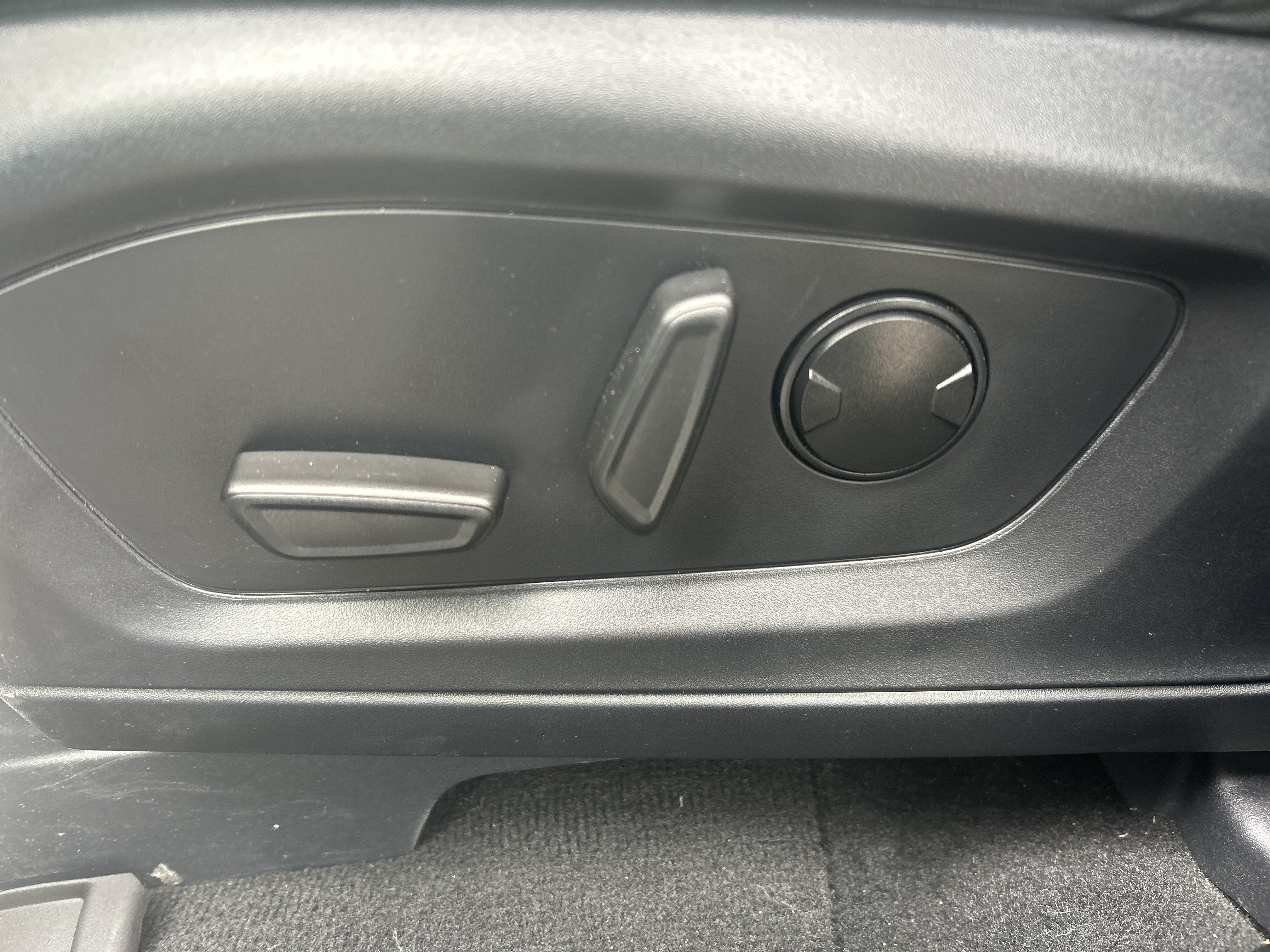 Used 2025 Ford Explorer Active AWD/4WD image 19
