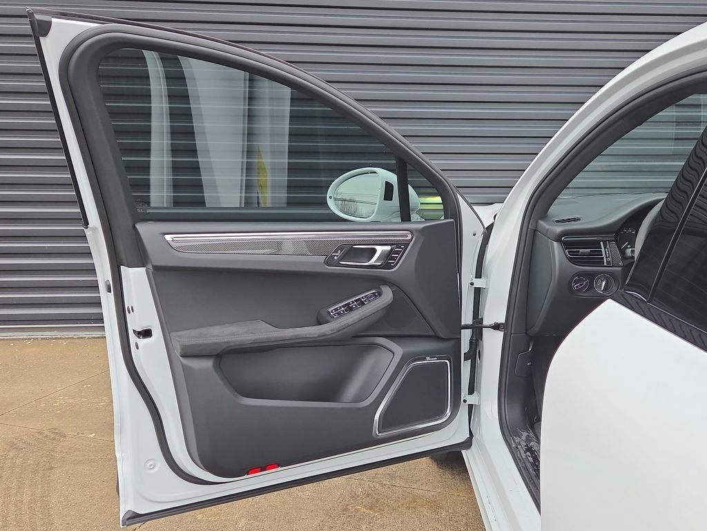 Certified 2026 Porsche Macan GTS image 6