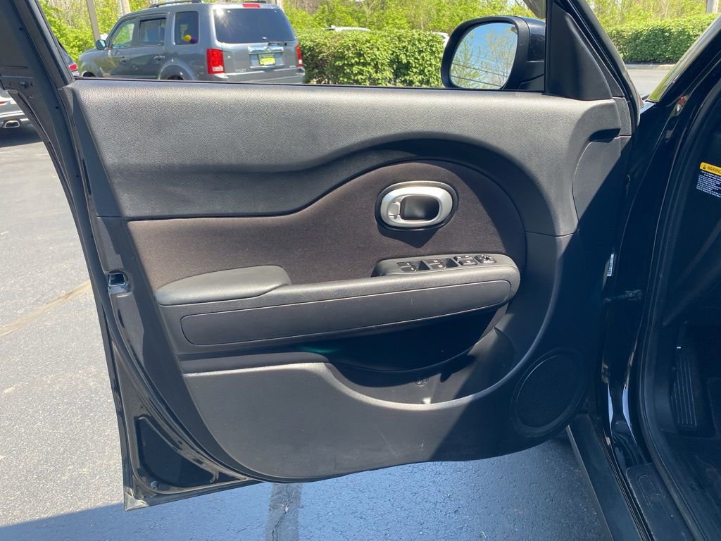 Used 2016 Kia Soul + image 15