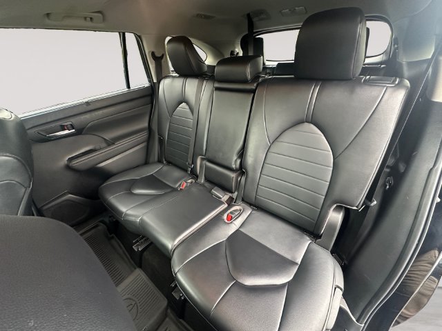 Used 2023 Toyota Highlander XLE AWD/4WD image 13