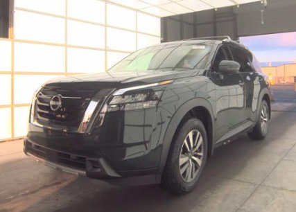 Used 2025 Nissan Pathfinder SL FWD image 3