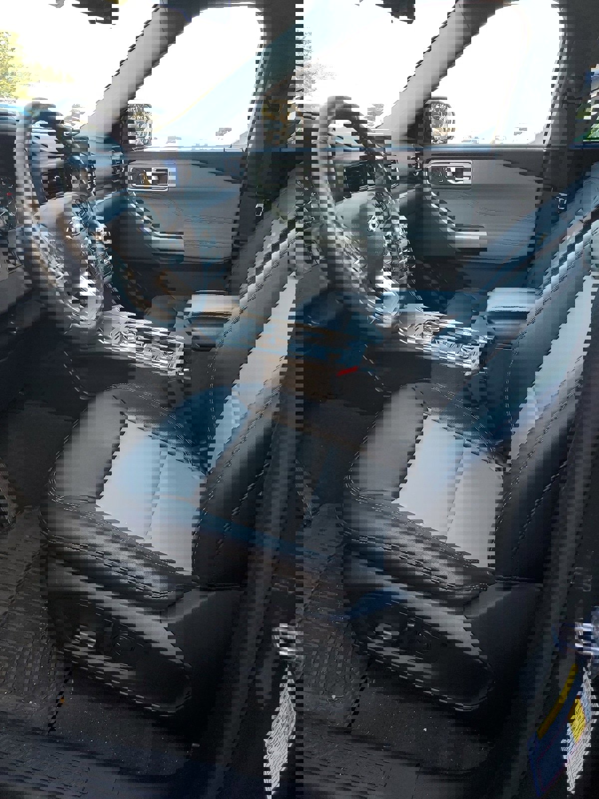 Used 2022 Ford Explorer XLT w/ Equipment Group 202A image 8