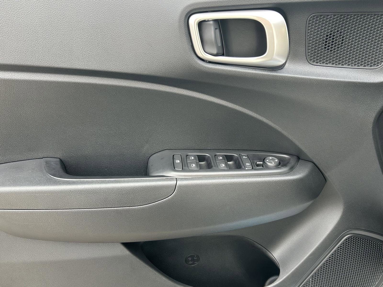Certified 2024 Hyundai Venue SEL FWD image 12