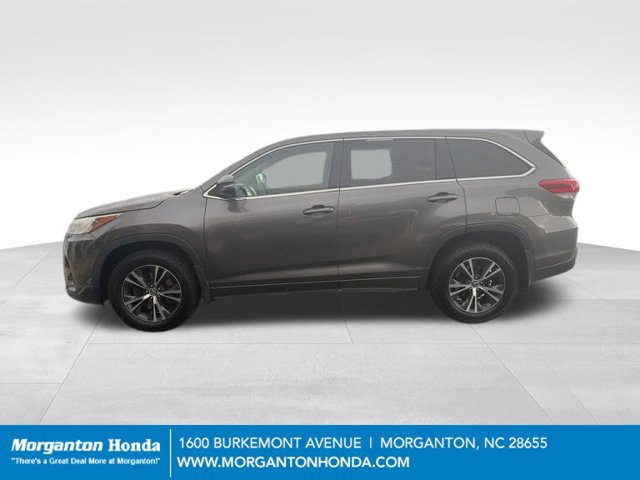 Used 2017 Toyota Highlander LE AWD/4WD image 4