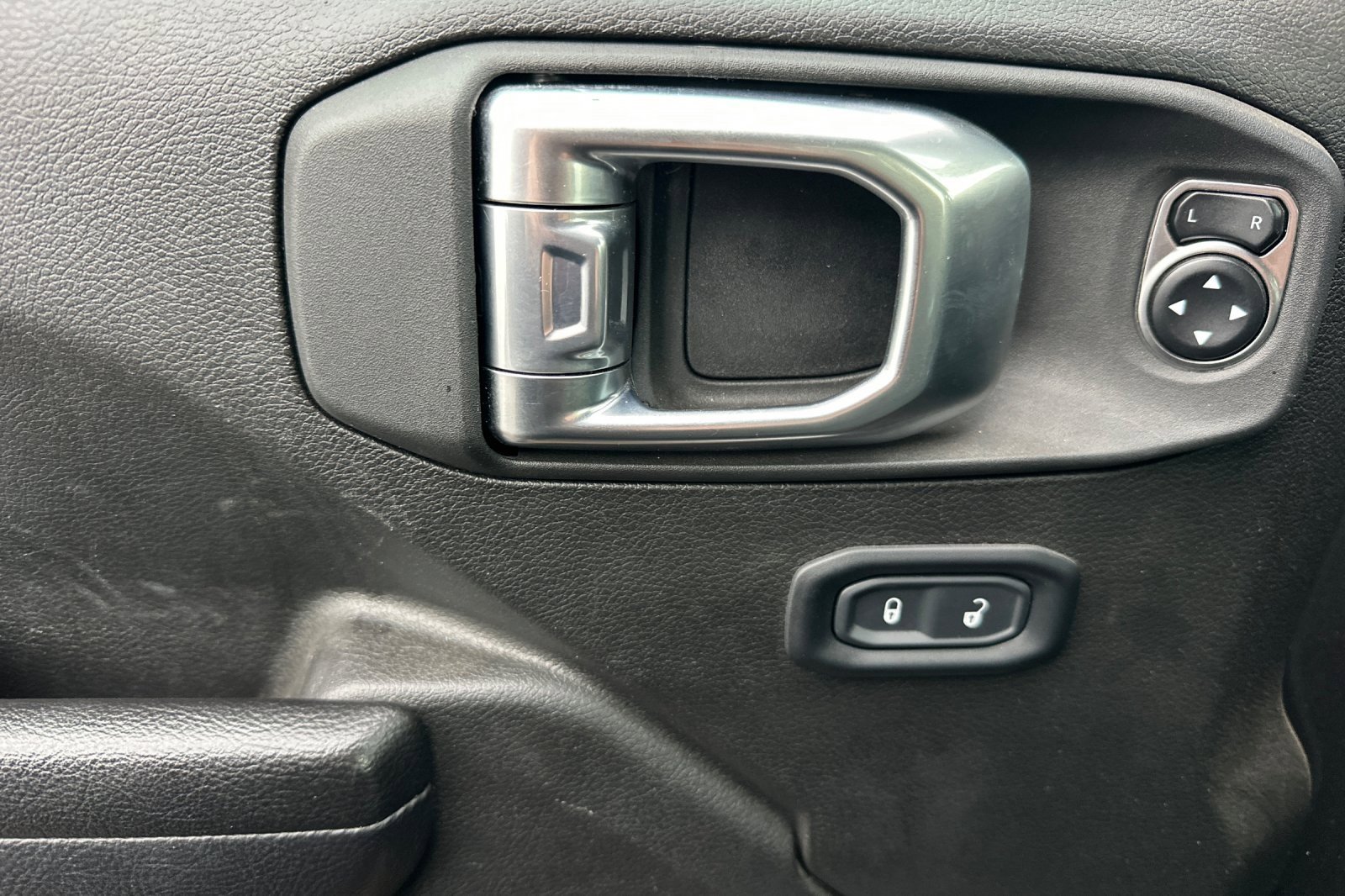 Used 2024 Jeep Wrangler Sport S image 9