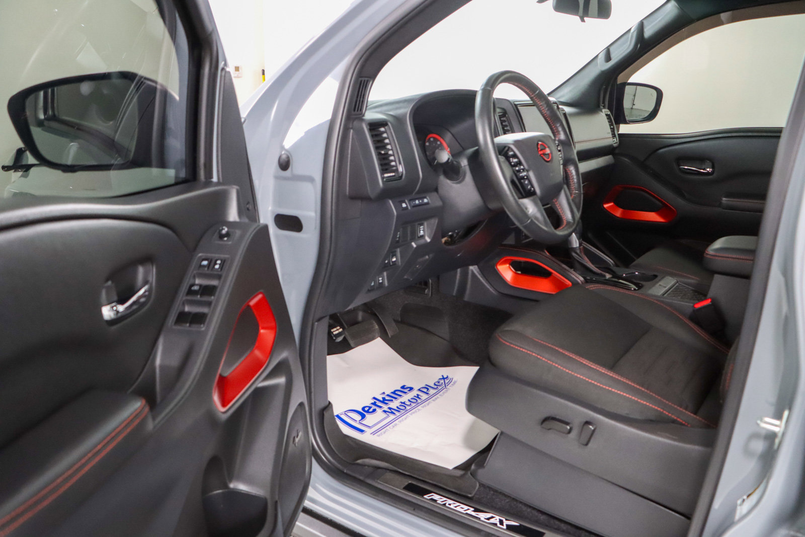 Used 2023 Nissan Frontier PRO-4X w/ Pro Convenience Package image 3