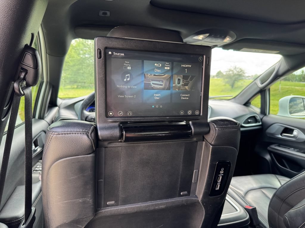 Used 2018 Chrysler Pacifica Touring-L Plus w/ S Appearance Package FWD image 30