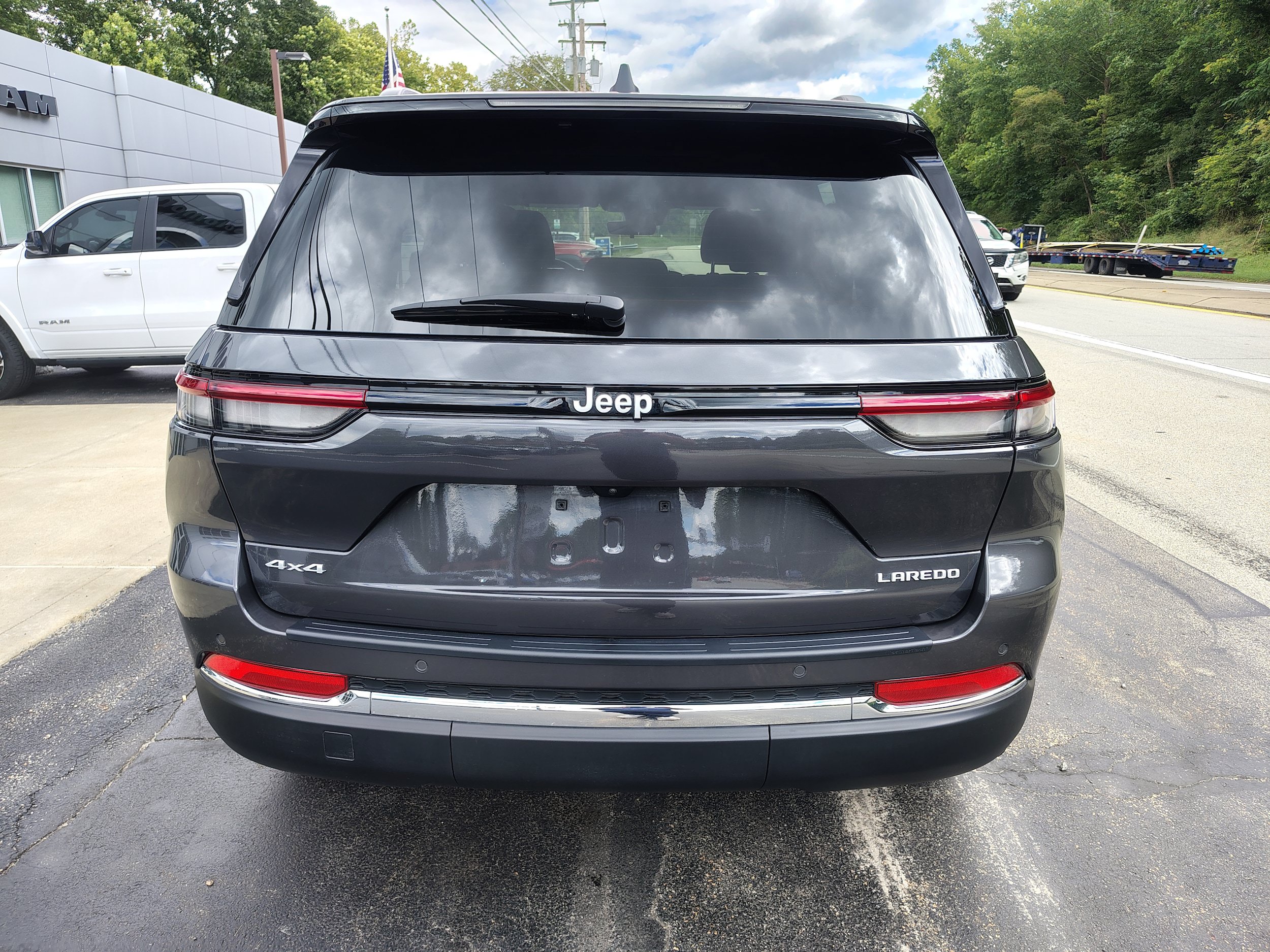 Certified 2025 Jeep Grand Cherokee Laredo X w/ Luxury Tech Group I AWD/4WD image 8