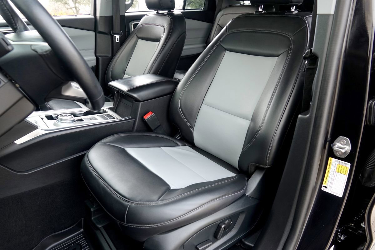 Used 2023 Ford Explorer XLT w/ Equipment Group 202A image 6