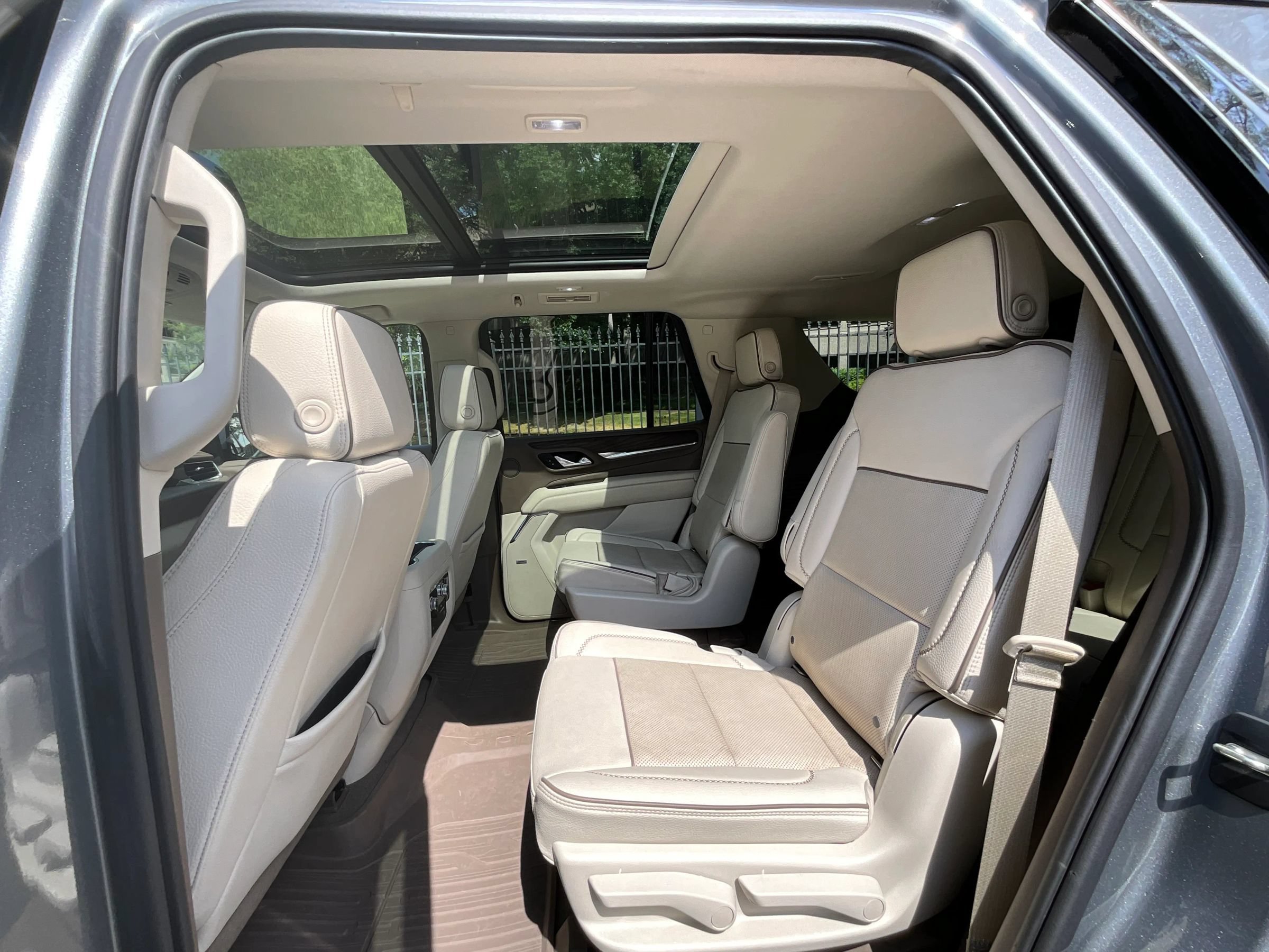 Used 2021 GMC Yukon Denali w/ Denali Premium Package AWD/4WD image 12