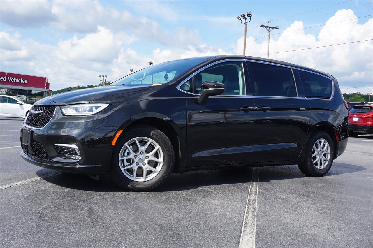Used 2023 Chrysler Pacifica Touring-L
