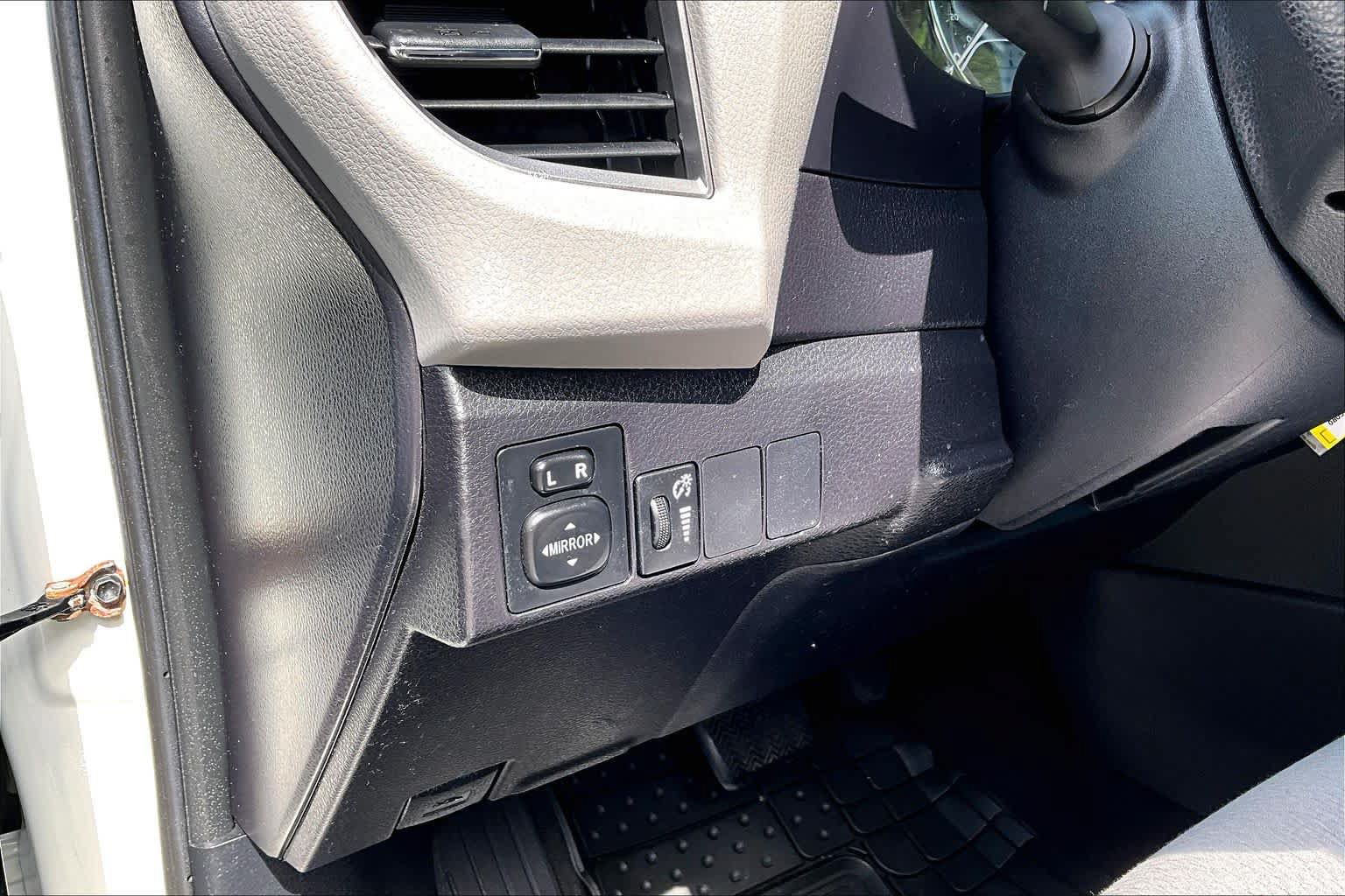 Used 2015 Toyota Corolla LE FWD image 37