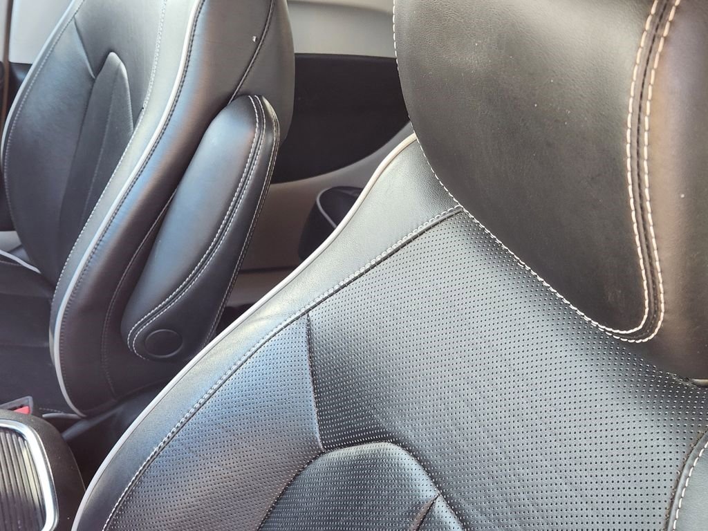 Used 2023 Chrysler Pacifica Limited image 15