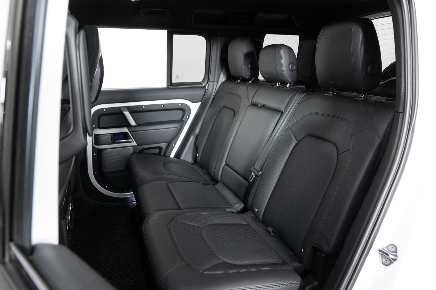 Used 2024 Land Rover Defender 110 SE image 16