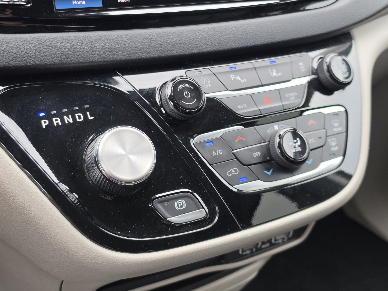 Used 2023 Chrysler Pacifica Touring-L FWD image 27