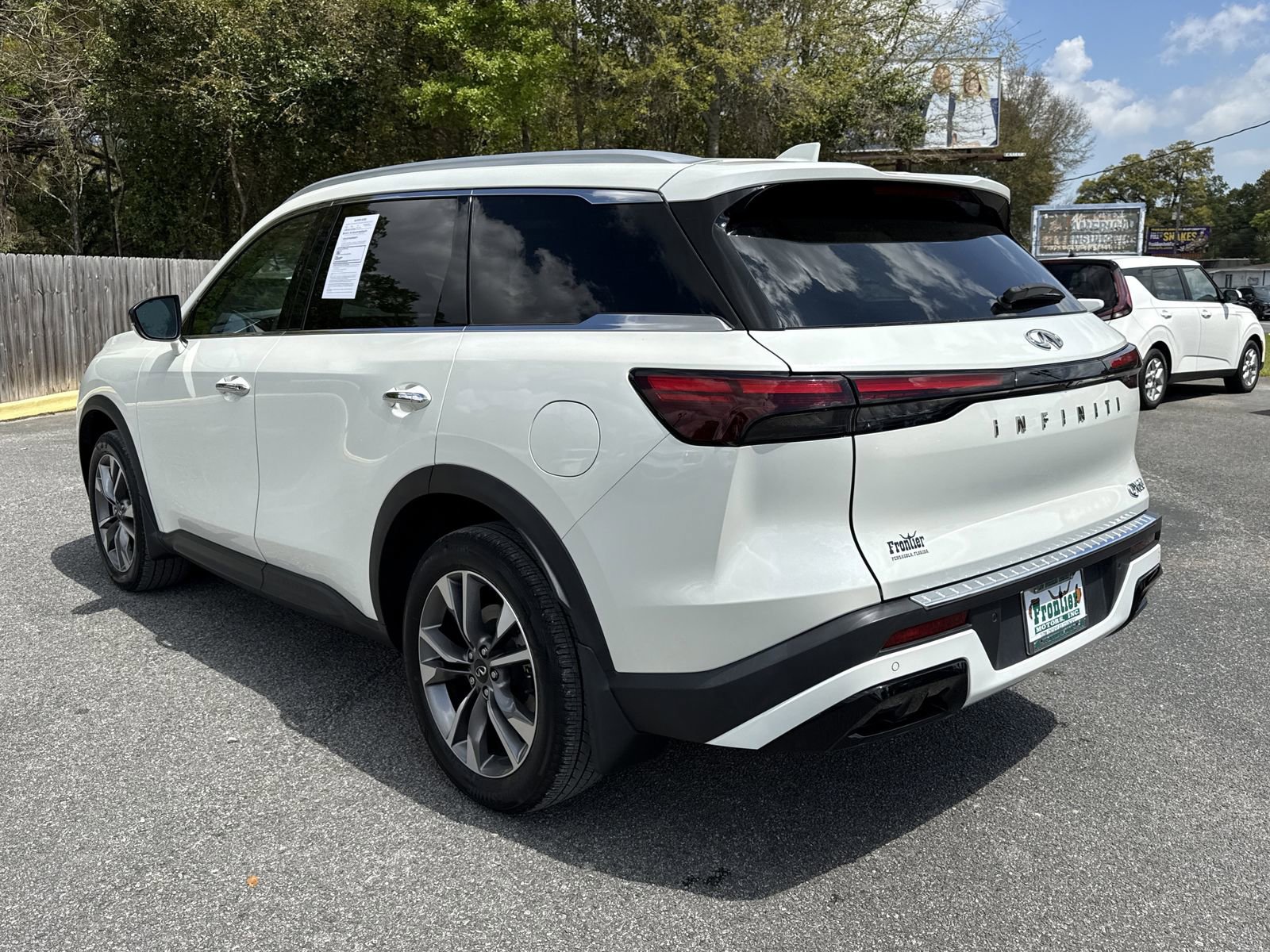 Used 2023 INFINITI QX60 Luxe w/ Cargo Package FWD image 3