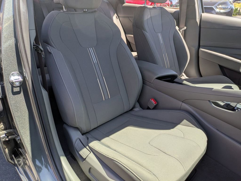 Used 2025 Hyundai Elantra SEL FWD image 29