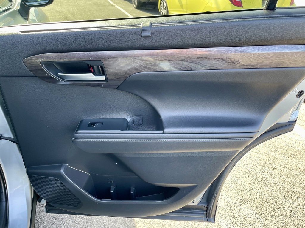 Used 2021 Toyota Highlander Platinum image 16