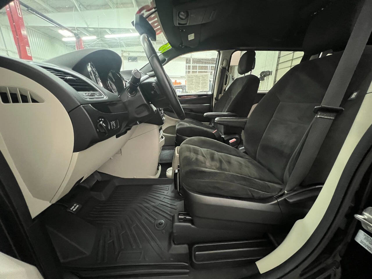 Used 2016 Dodge Grand Caravan SE image 12