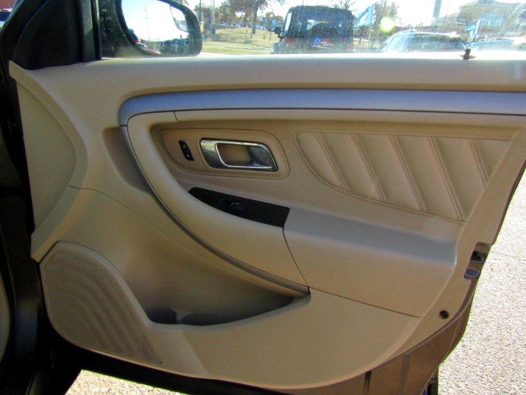 Used 2016 Ford Taurus SE FWD image 19