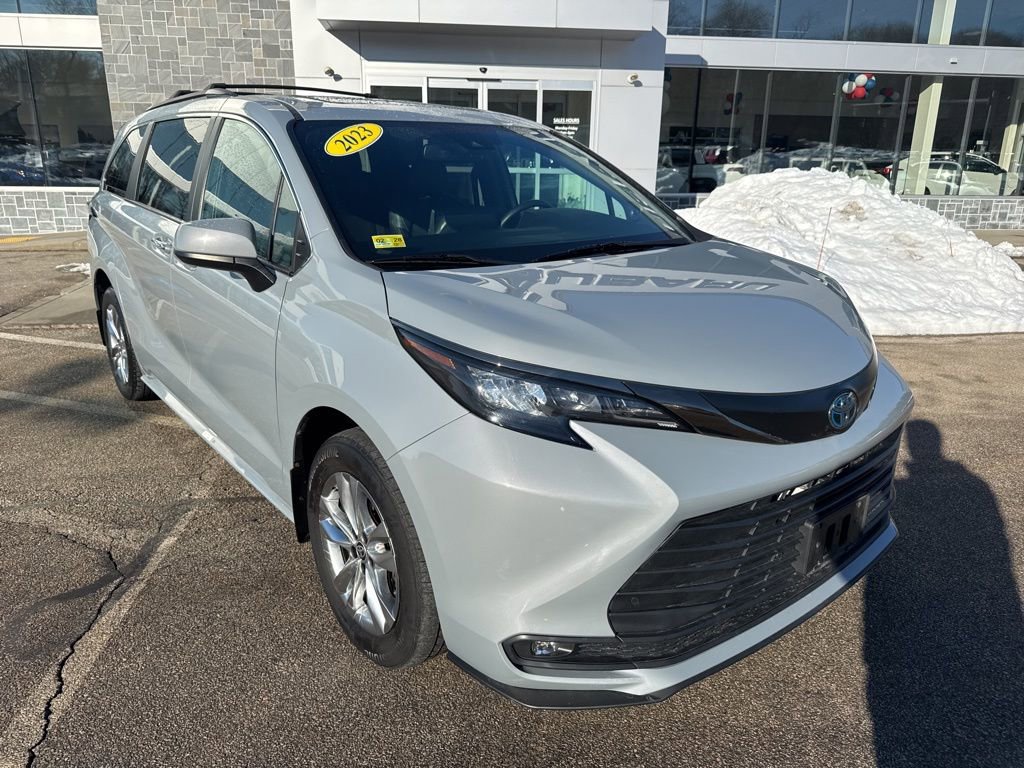 Used 2023 Toyota Sienna XLE Woodland Edition image 7