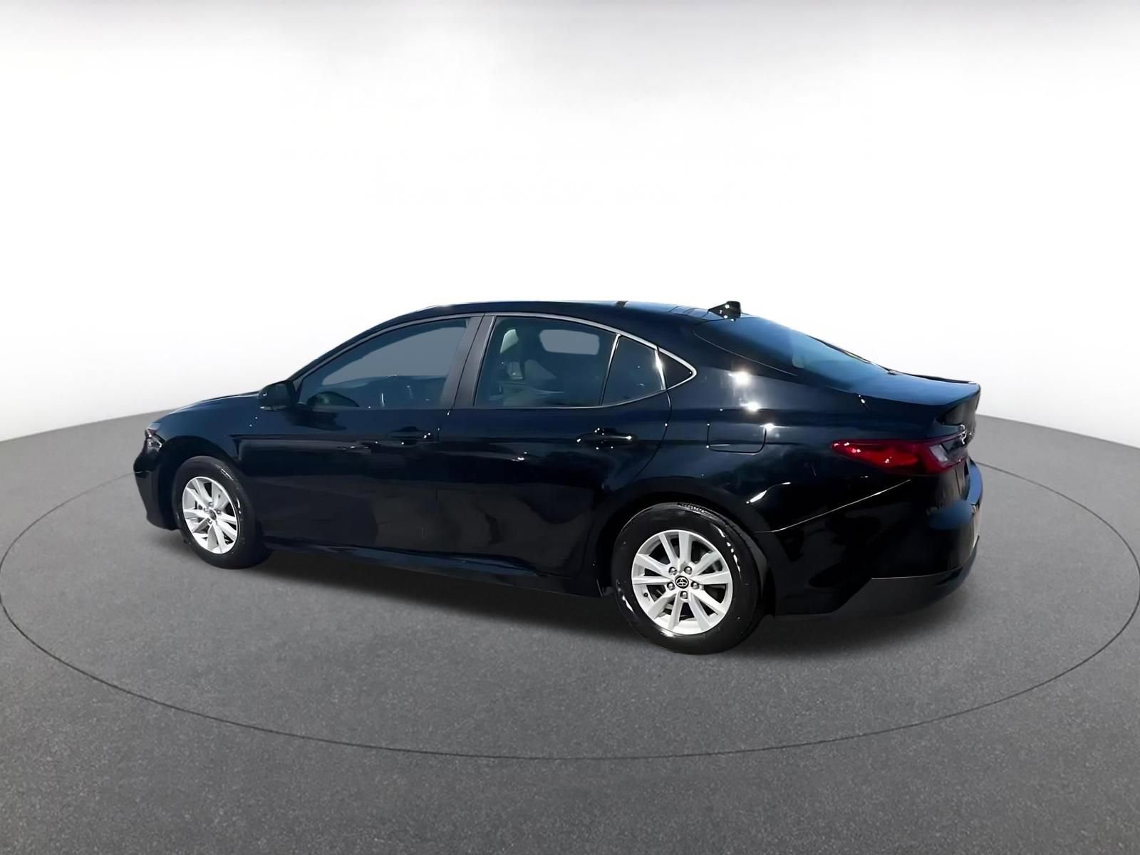 Used 2025 Toyota Camry LE image 9
