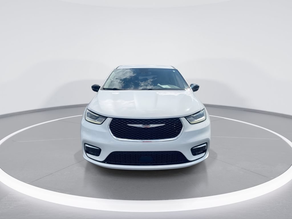 Used 2024 Chrysler Pacifica Touring-L AWD/4WD image 3