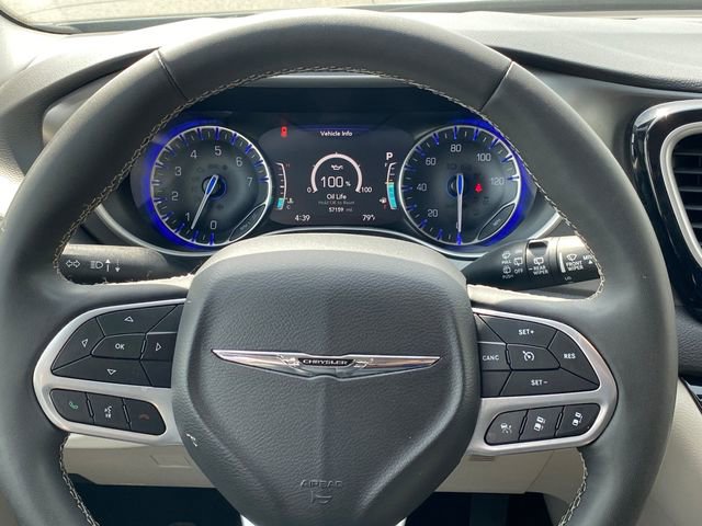 Used 2024 Chrysler Pacifica Touring-L FWD image 8