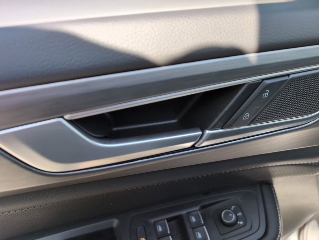 Used 2025 Volkswagen Atlas Cross Sport SE image 15