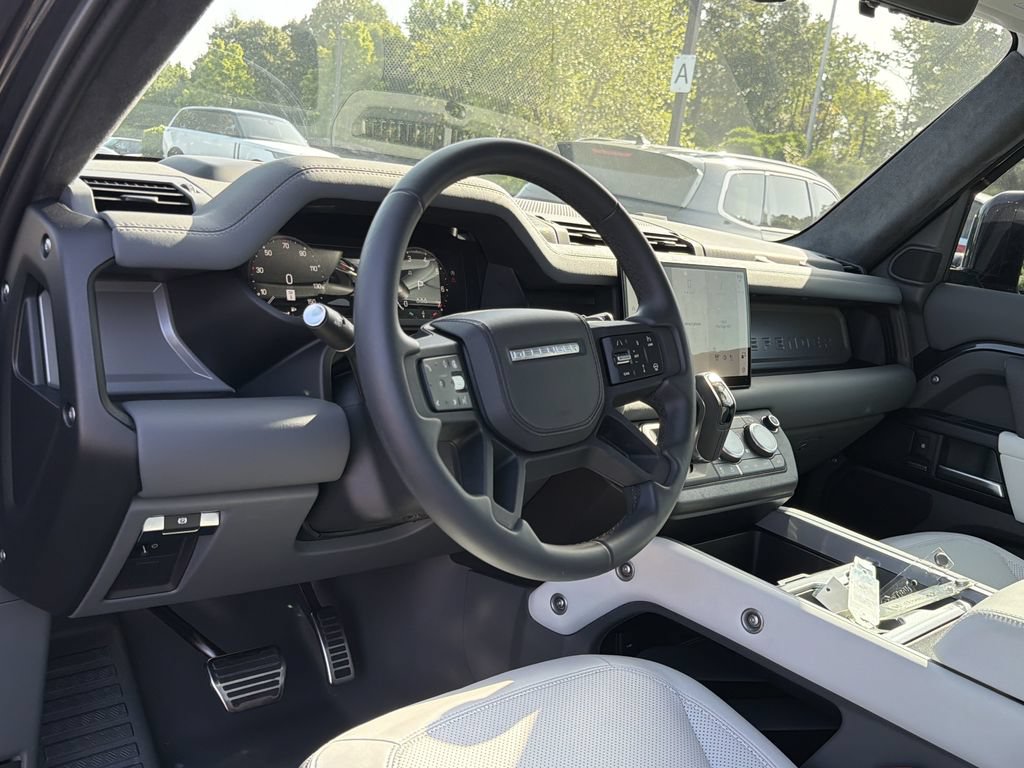 Used 2025 Land Rover Defender 110 V8 AWD/4WD image 10