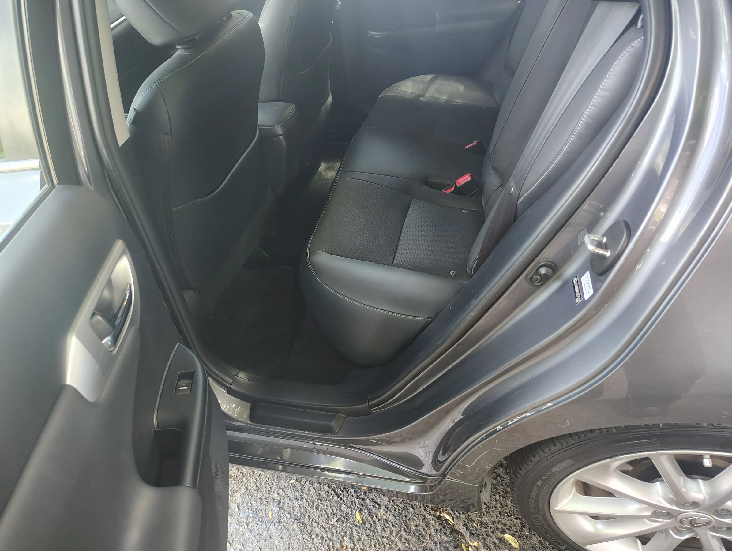 Used 2012 Lexus CT 200h Premium w/ Leather Pkg FWD image 11