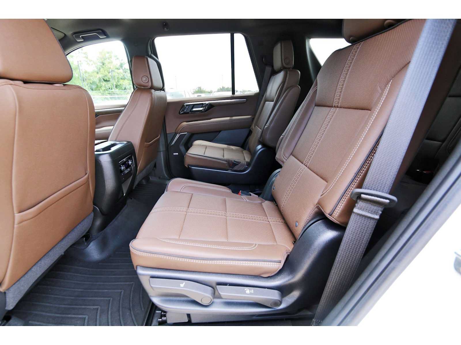 Used 2025 Chevrolet Tahoe High Country AWD/4WD image 13