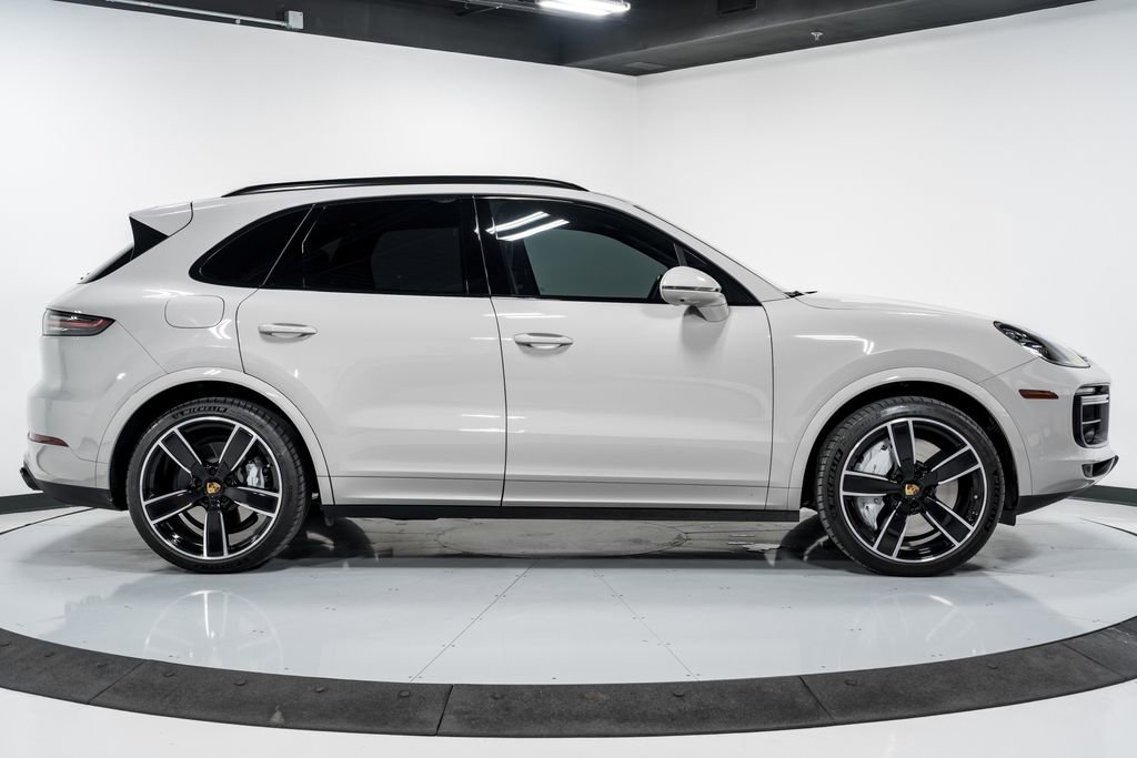 Used 2022 Porsche Cayenne Turbo AWD/4WD image 2