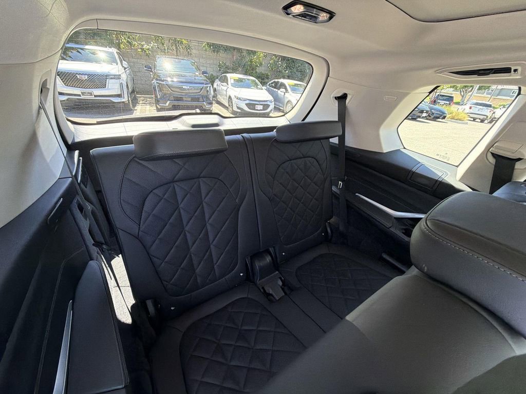 Used 2025 BMW X7 xDrive40i w/ Climate Comfort Package image 30