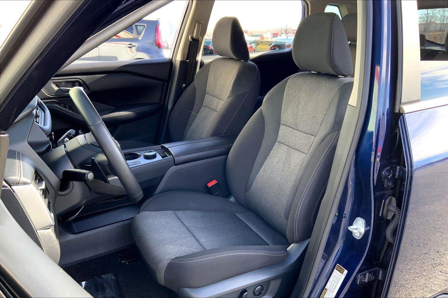 Used 2025 Nissan Rogue SV image 21