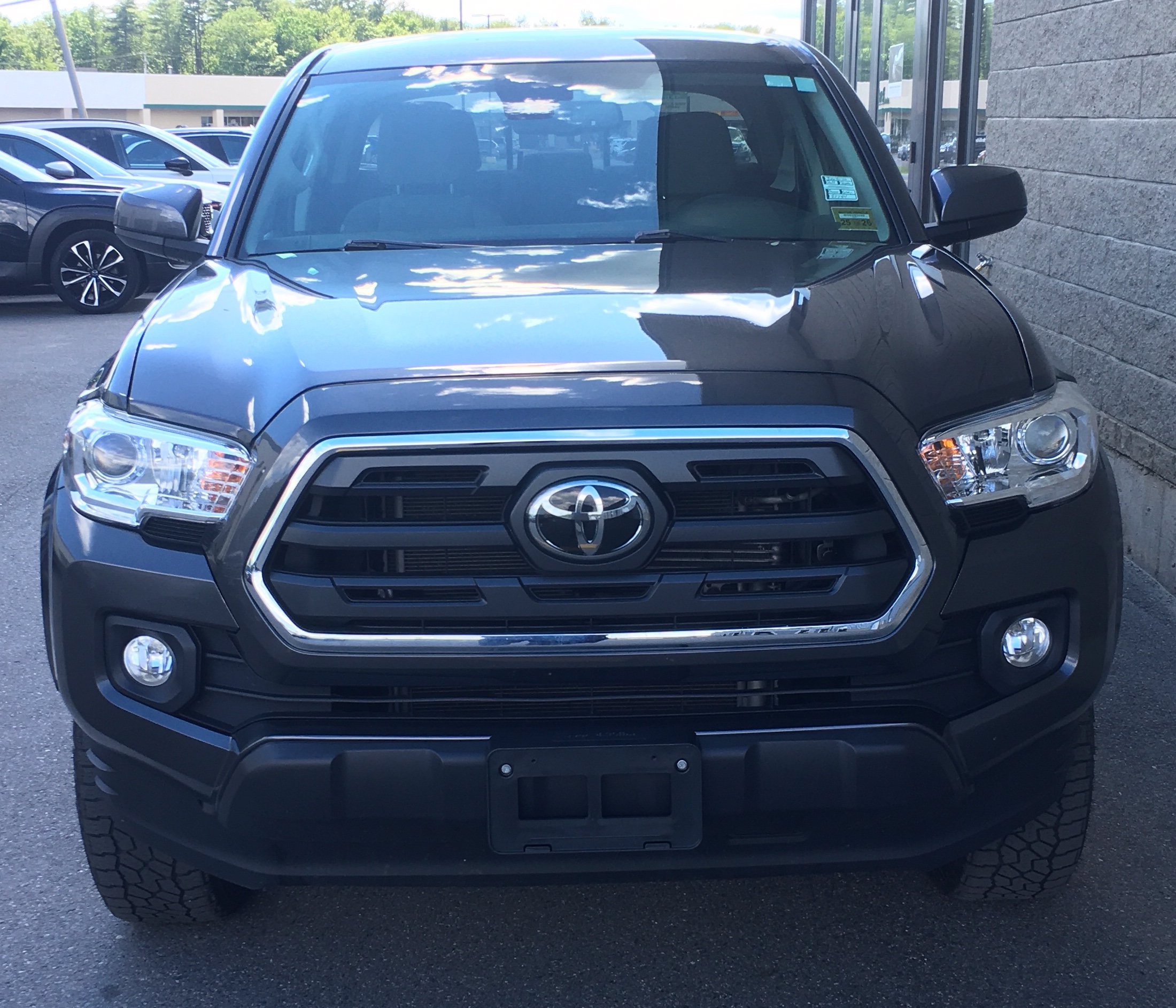 Used 2019 Toyota Tacoma SR5 AWD/4WD image 2