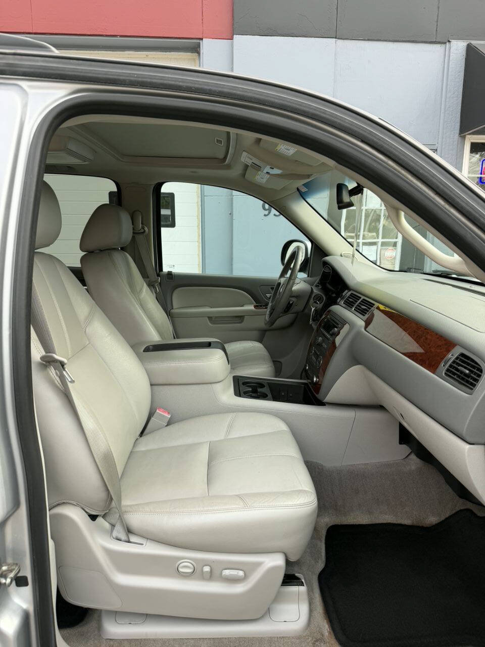 Used 2012 Chevrolet Suburban LT w/ Luxury Package AWD/4WD image 5