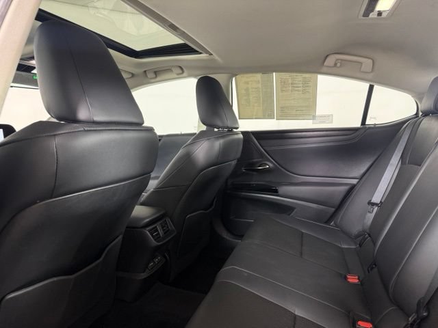 Used 2025 Lexus ES 300h w/ Premium Package FWD image 33