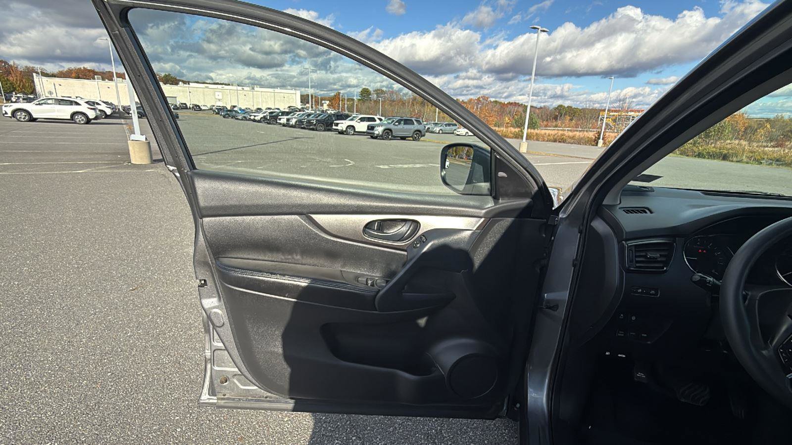 Used 2020 Nissan Rogue Sport S image 24