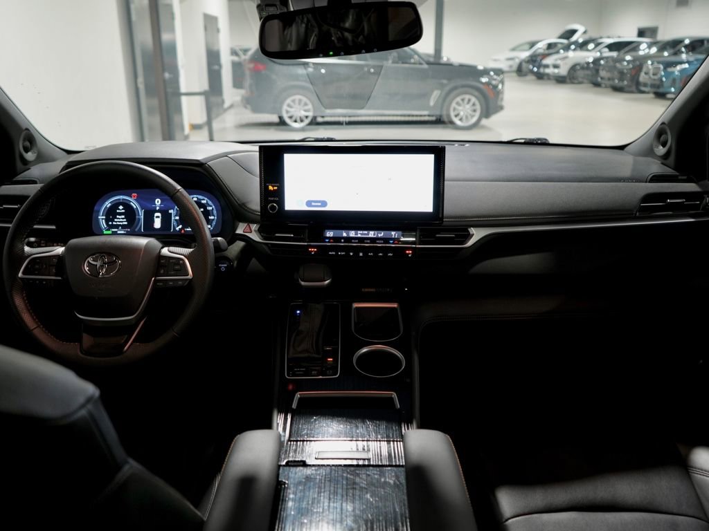 Used 2025 Toyota Sienna XLE Woodland Edition image 15
